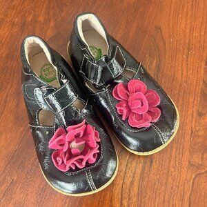 Livie‎ & Luca Girls Black Patent Leather MaryJane Shoes With Pink Flower Size 12